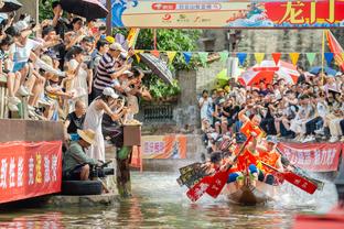 意料之中？本泽马悠闲喝咖啡，并祝贺皇马晋级：这就是皇马